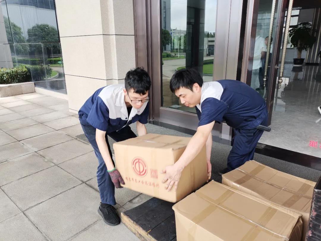 “夏日送清凉”，乐竞体育官网登录入口向生产一线员工分发市总工会夏日慰问品